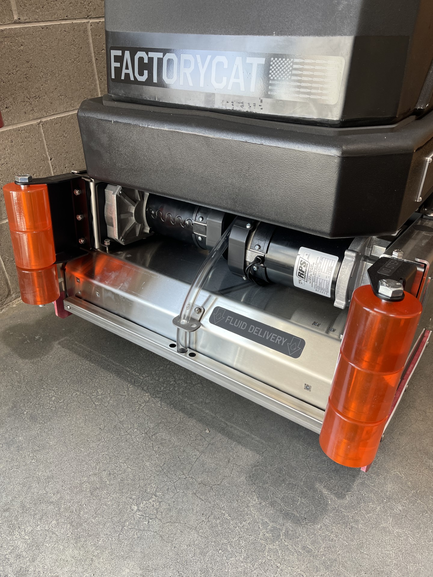 Choosing the Right Automatic Floor Scrubber: Disk Brush Deck vs. Cylindrical Brush Deck