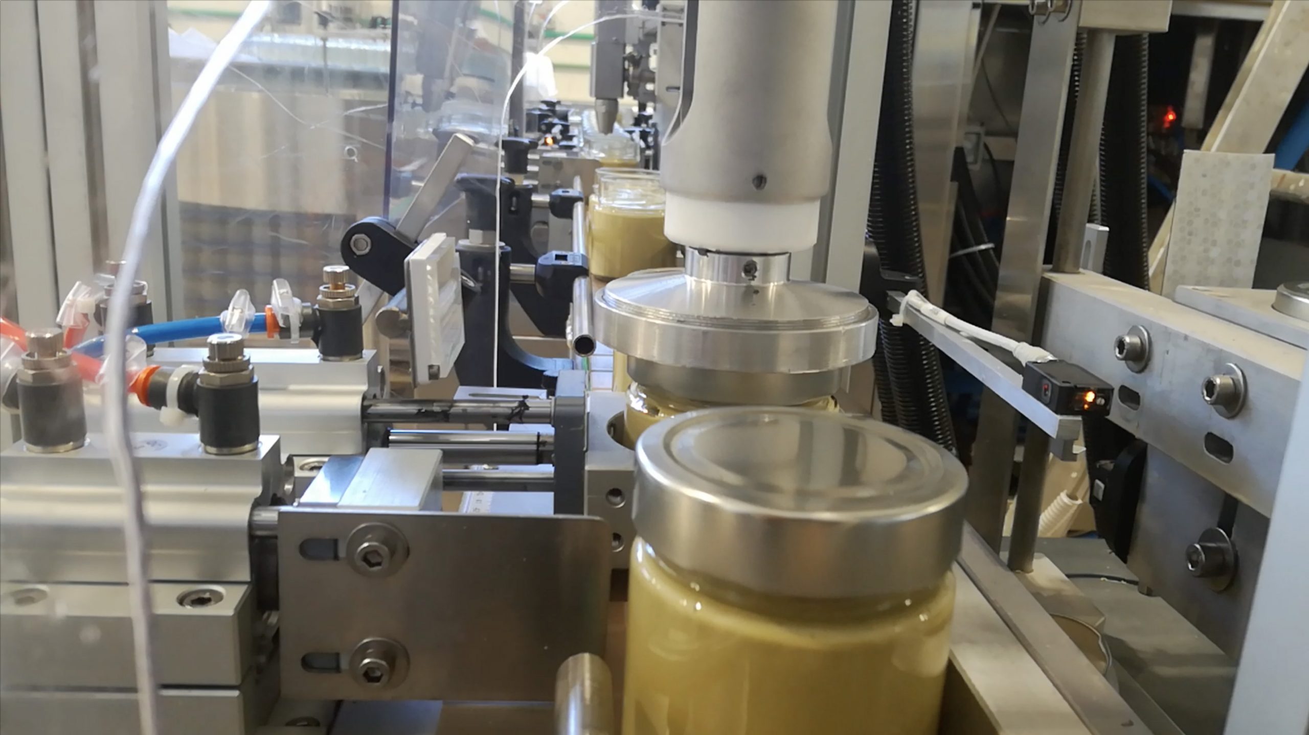 Automazione completa per confezionare 1000 pz/h di crema spalmabile