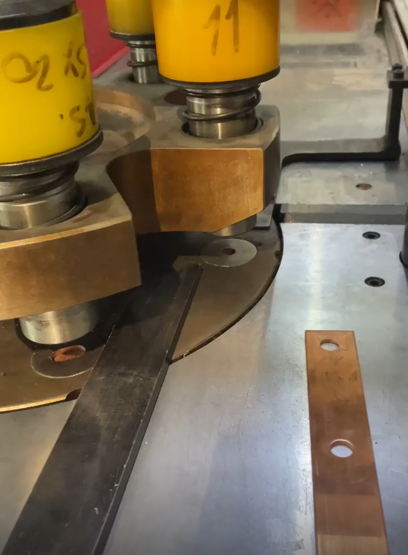 PUNZONATURA BARRE IN RAME CON BUS BAR MACHINE IBETAMAC 