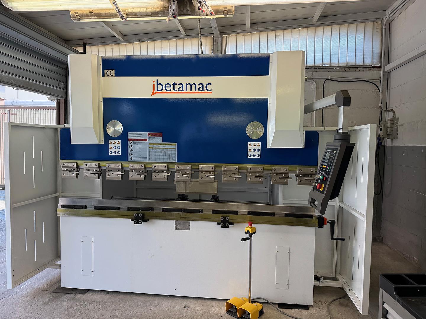 Castelli Forni installed a 2500x63 ton Ibetamac press brake in Rome.