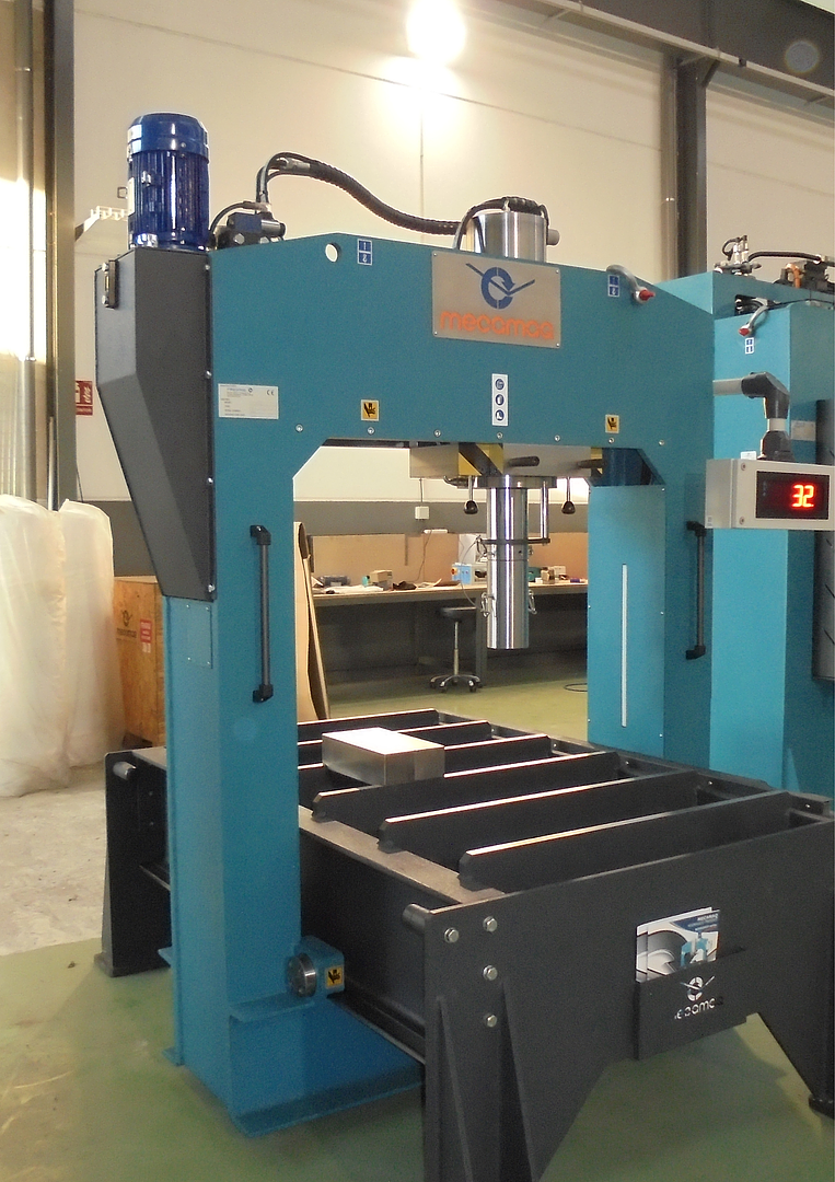 150-ton mobile column hydraulic press | Sales and commissioning in the province of Ferrara