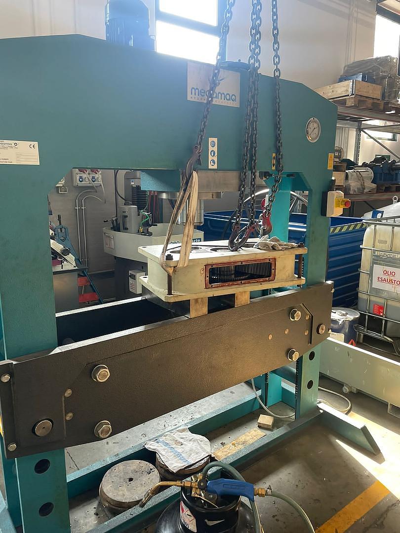 Special 150-ton hydraulic press with 2-meter side clearance | Sale and installation in the province of Milan