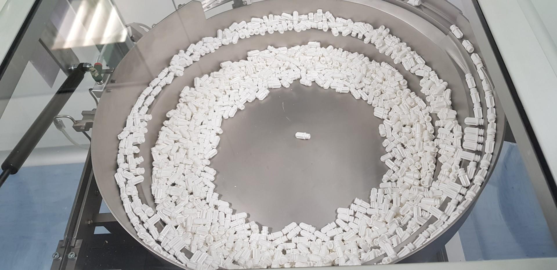 Syringe filling and capping system for Industry 4.0