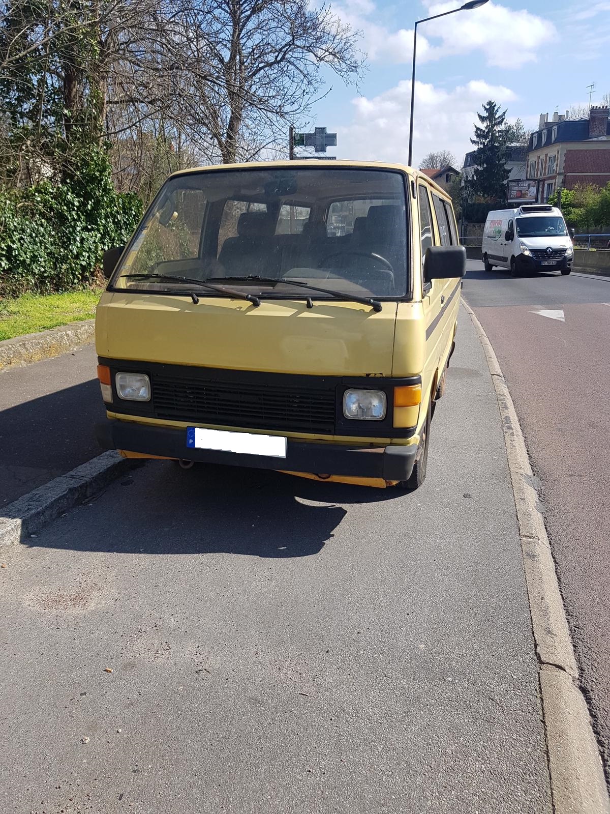 Delivered to Paris - France.