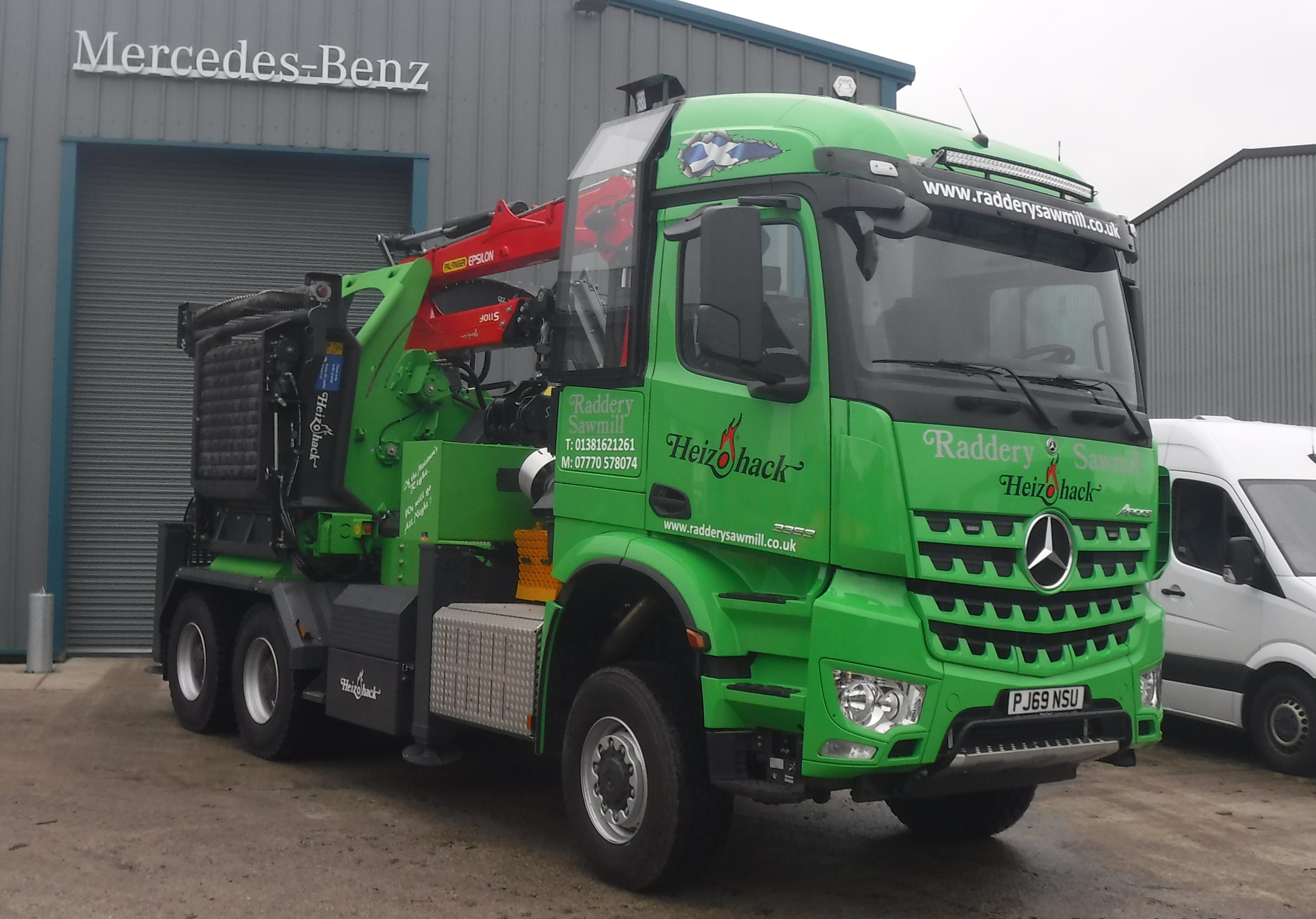 HM14-860KL MOUNTED ON THE 530 HP MERCEDES BENZ AROCS 6X6