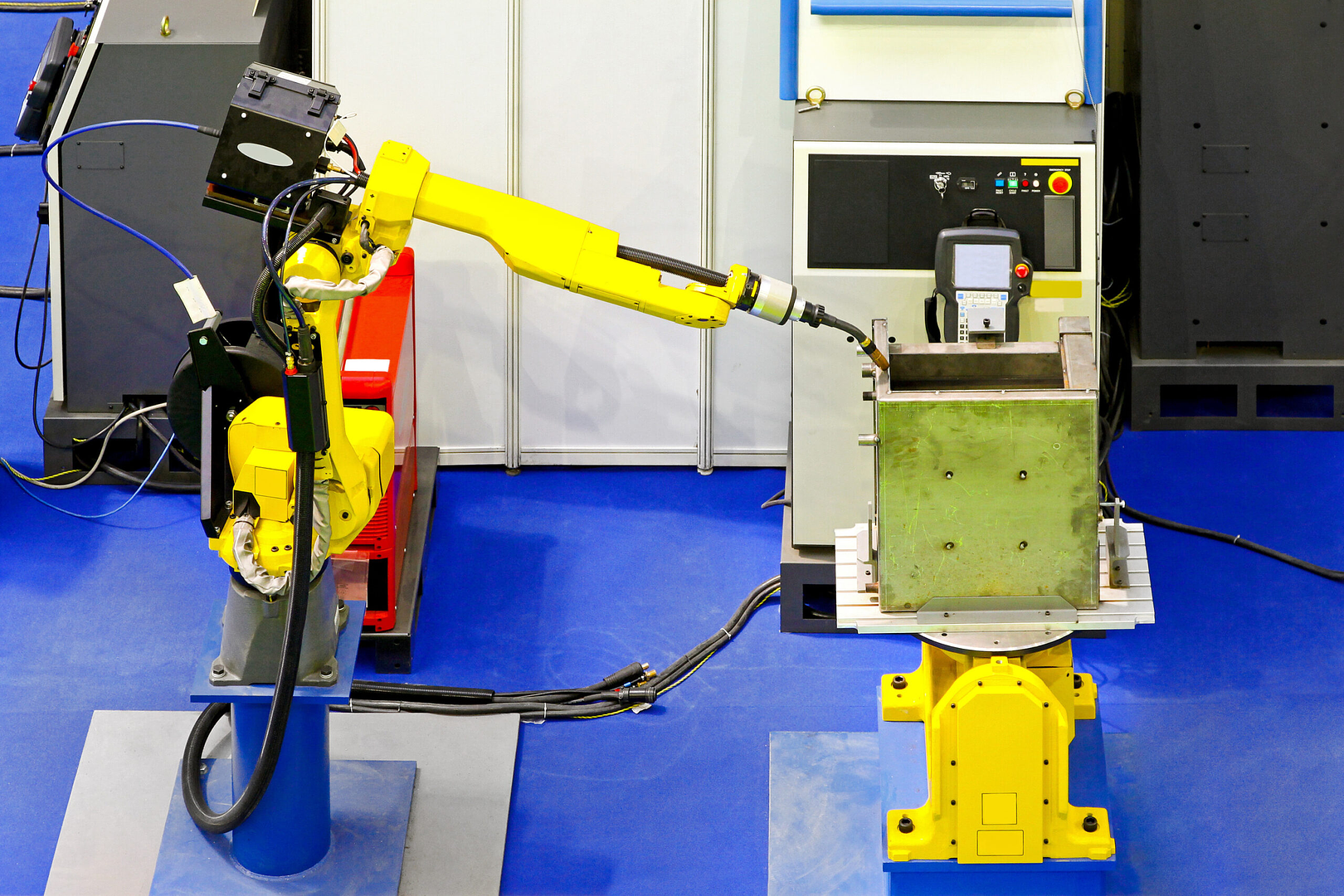 Integrated robot welding cell built by Robot World Automation