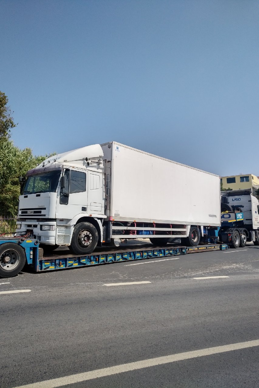 Special road transport. Iveco Eurotech 190E27 19 ton isothermic box lorry.