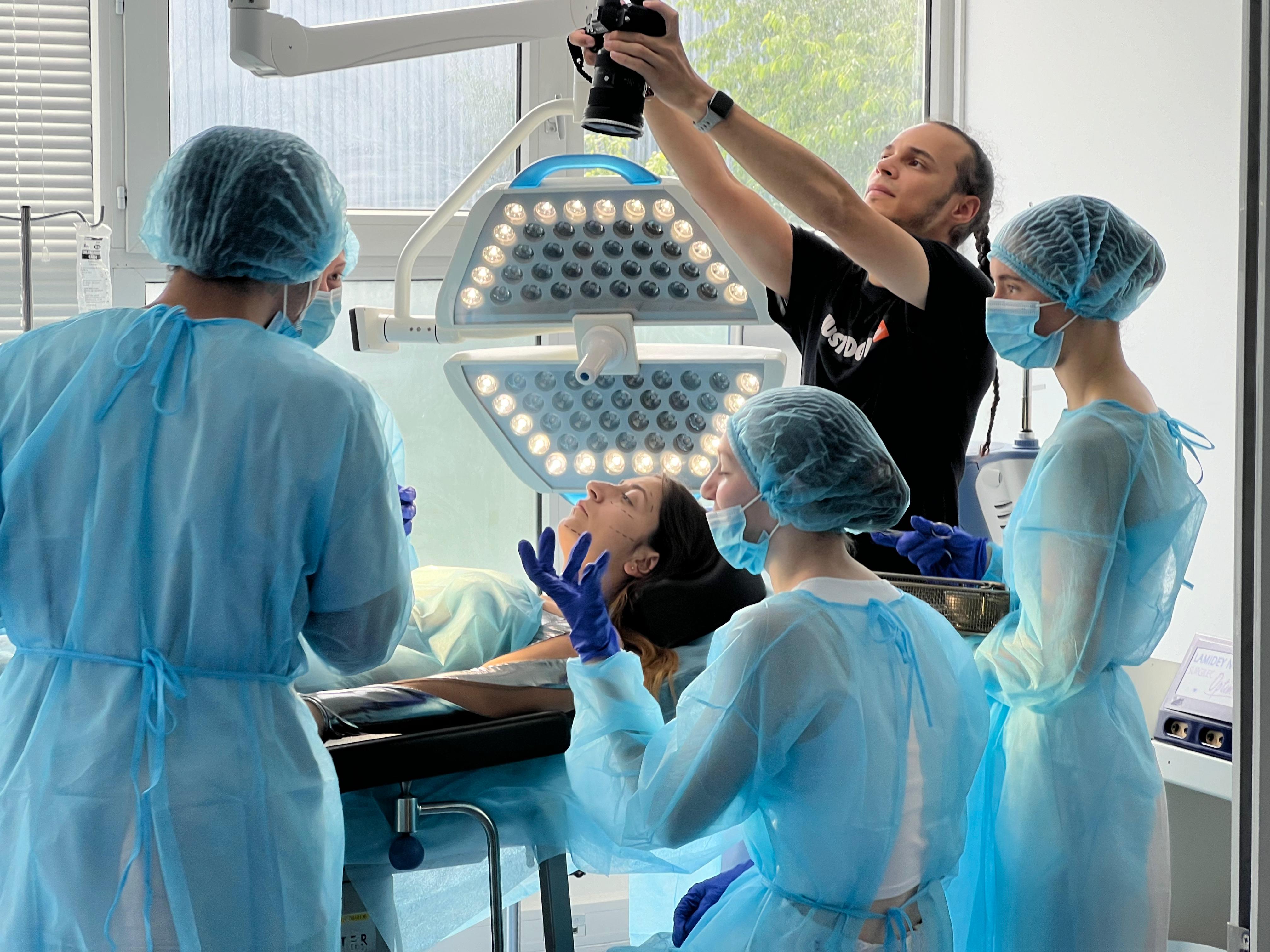 Julianne Berna au coeur d'un tournage ;  au Centre d'Affaires Médical