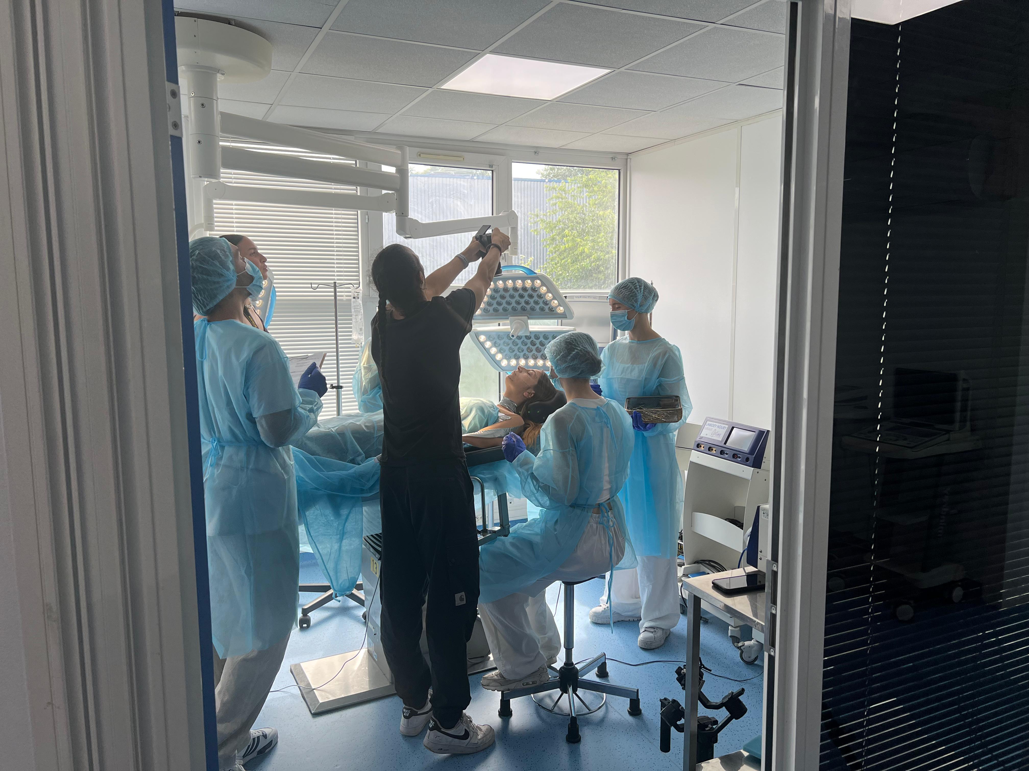 Julianne Berna au coeur d'un tournage ;  au Centre d'Affaires Médical