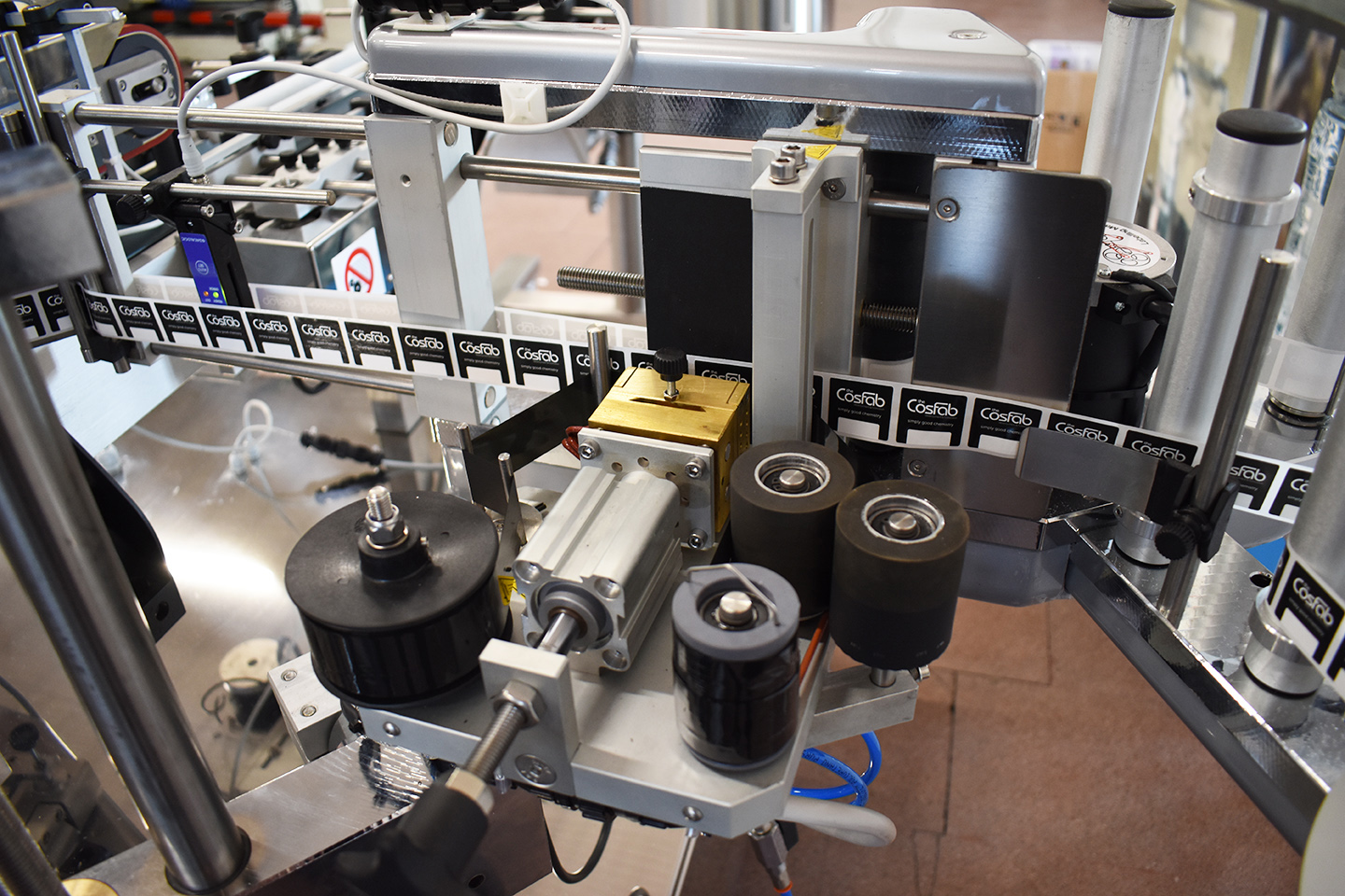 Increasingly smart labelling machines for cosmetic products