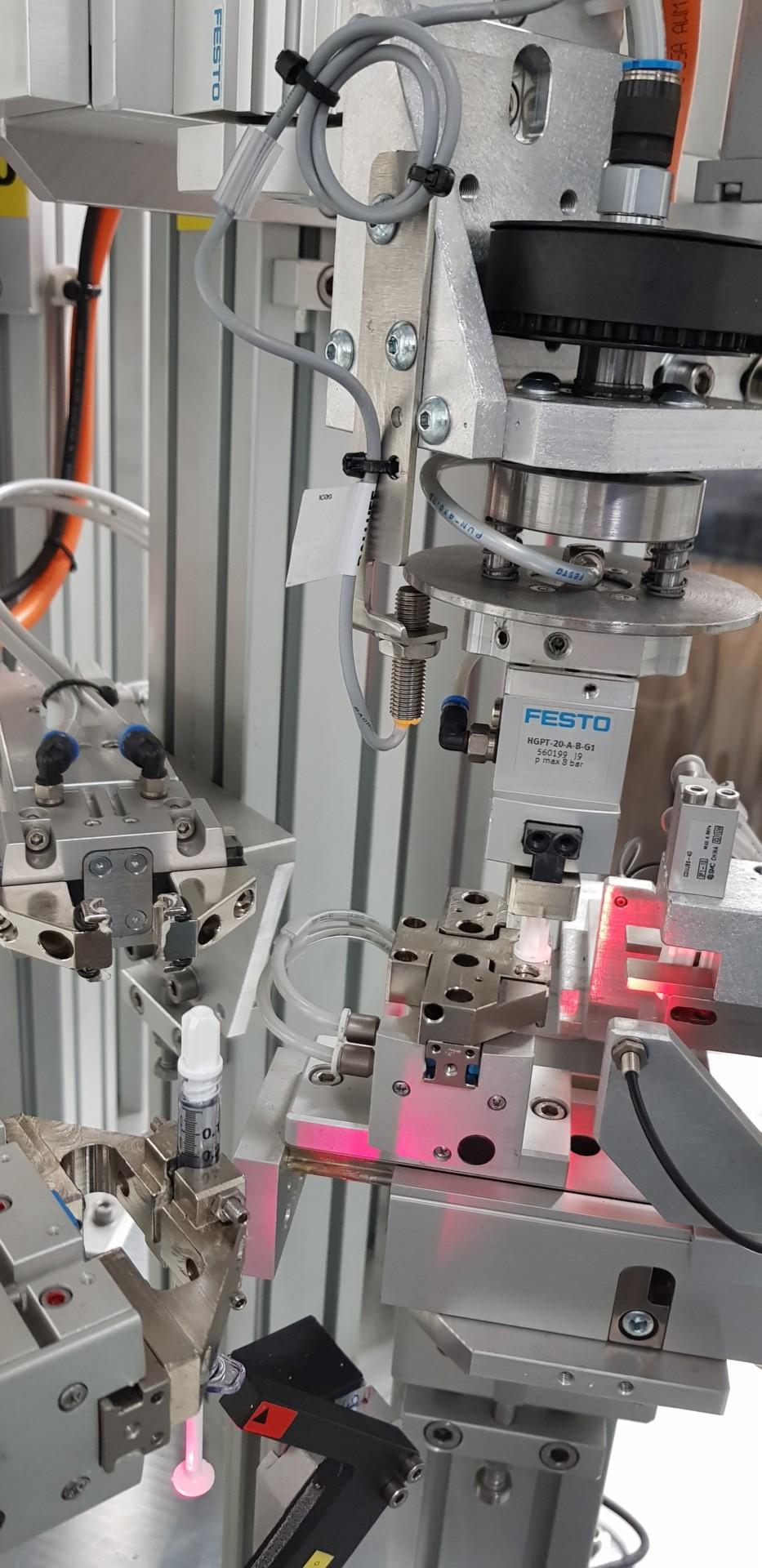 Syringe filling and capping system for Industry 4.0