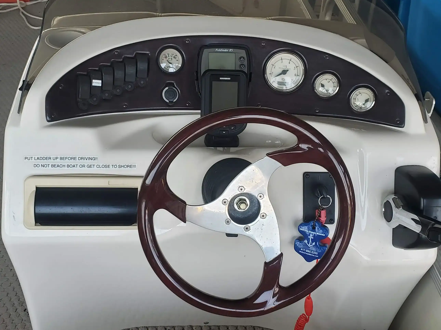 Helm on the 2008 Sundancer tritoon rental
