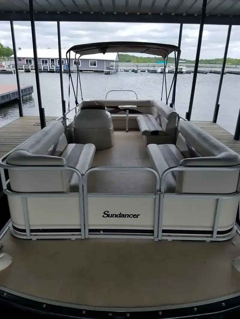 Stern seating on the 2008 Sundancer tritoon rental