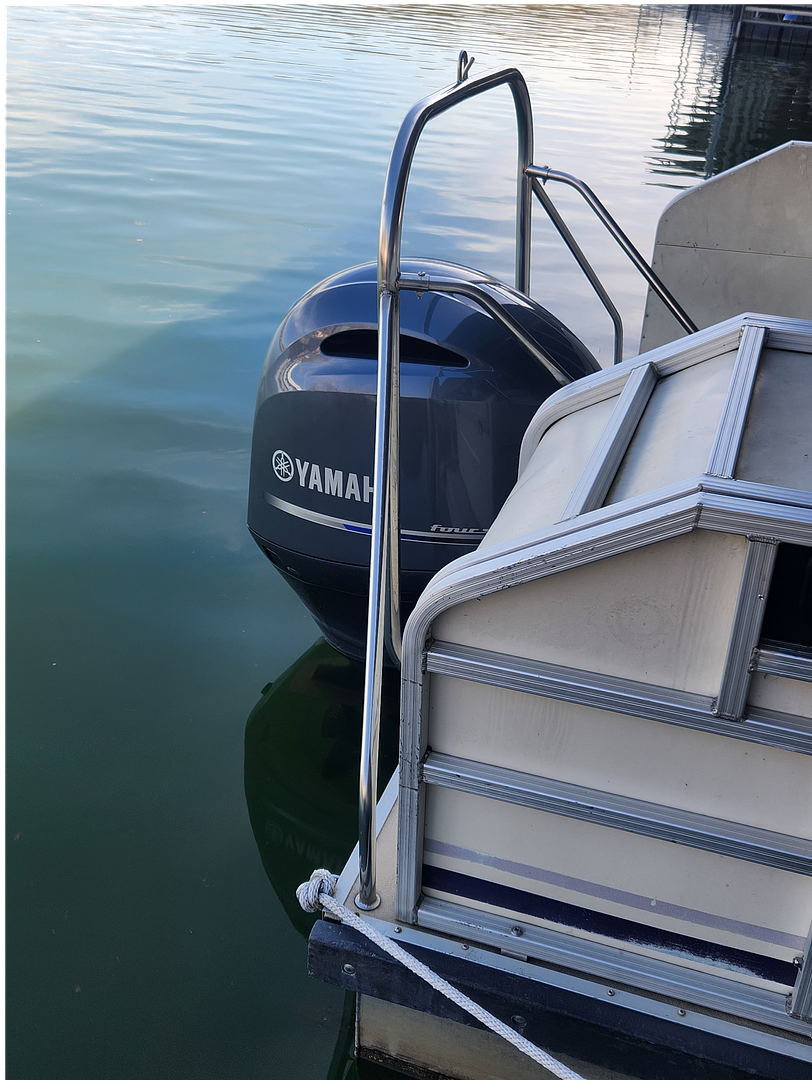 Yamaha 150 horsepower outboard motor on the 2008 Sundancer tritoon rental