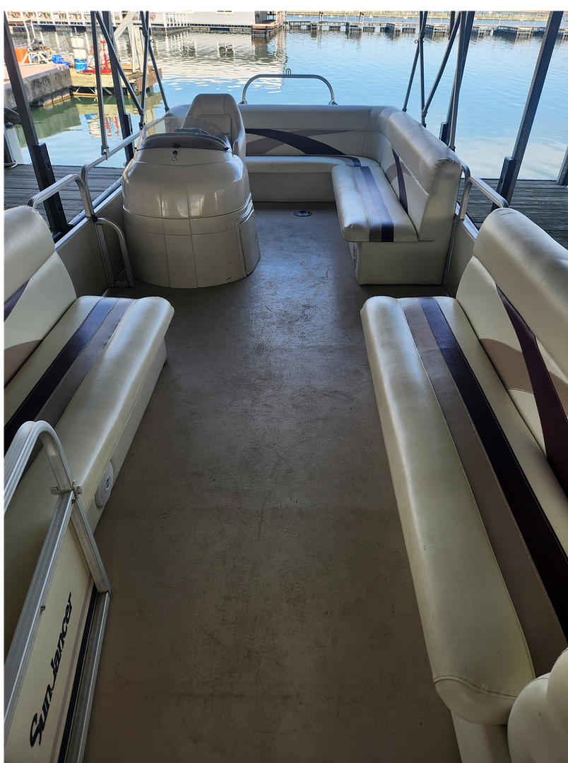 Deck and seating on the 2008 Sundancer tritoon rental