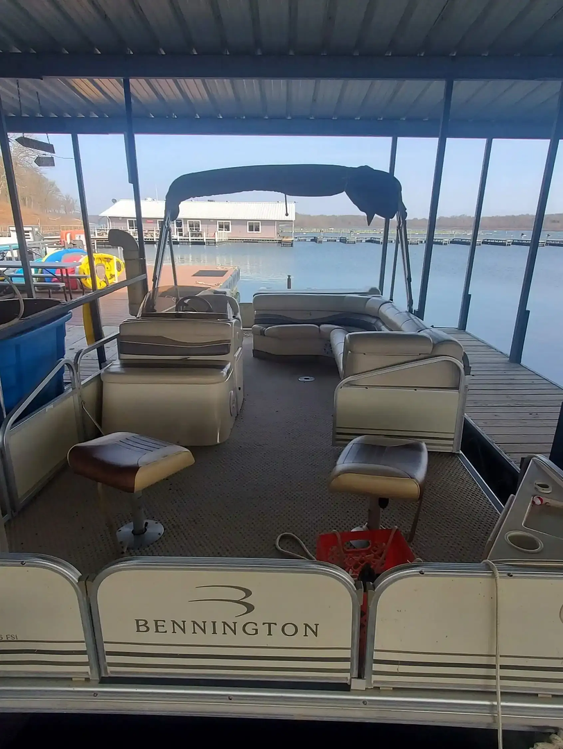 Bow seating on the 2005 Bennington pontoon rental