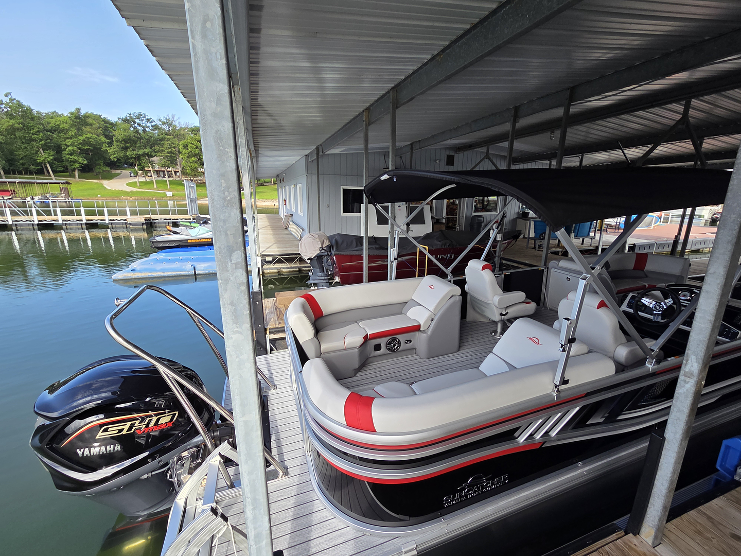 2026 G3 SunCatcher deluxe tritoon rental on the boat lift at Mutton Creek Marina