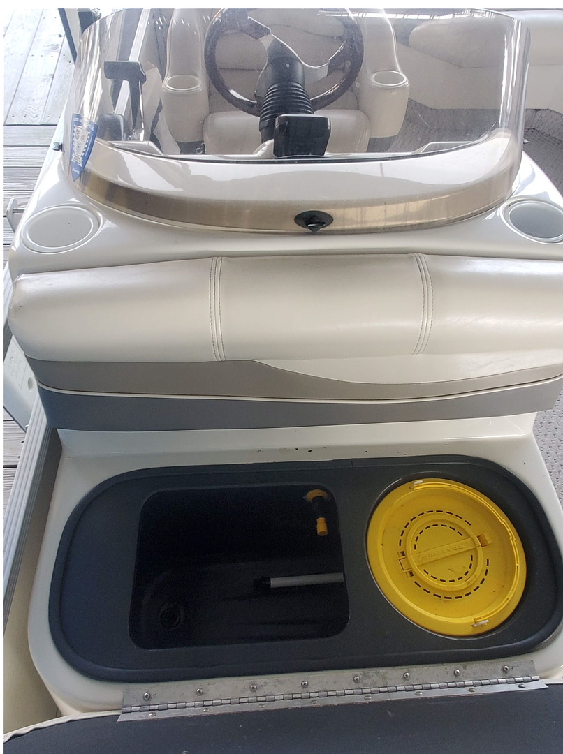 Helm and storage compartment on the 2005 Bennington pontoon rental
