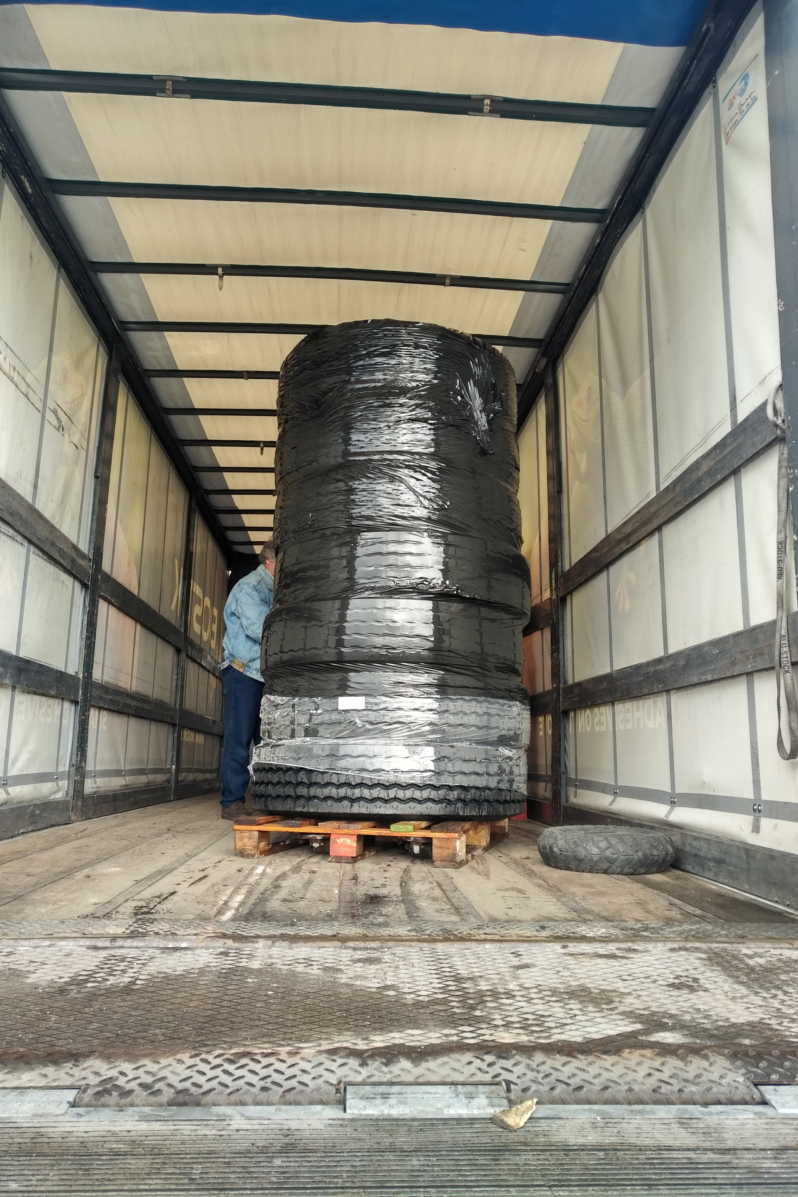 Transport & Shipping of 315/80R22.5 & 13R22.5 truck tyres to Douala - Cameroon.
