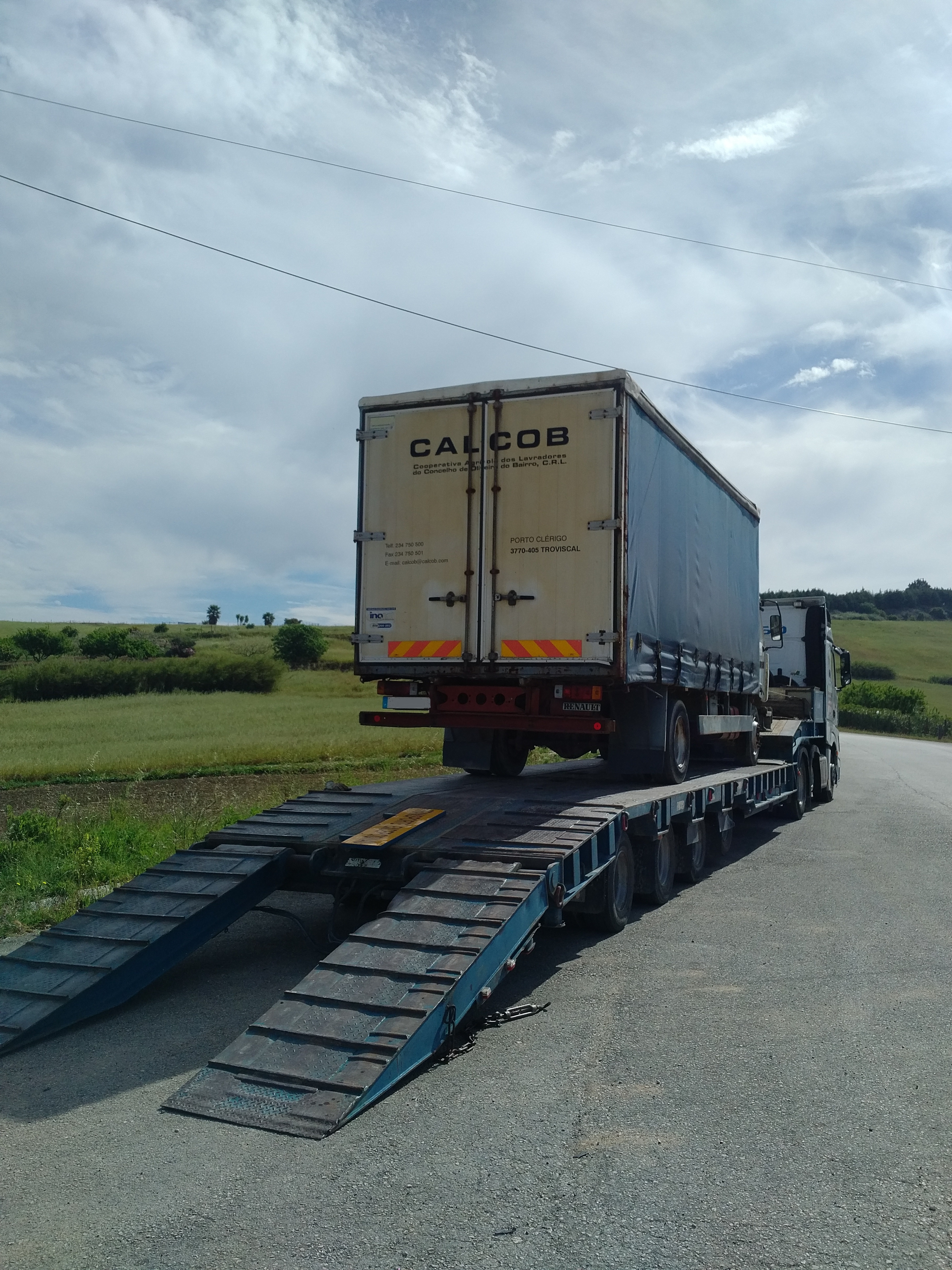 Transport & Delivery of Renault Midliner M140 curtainsider truck.