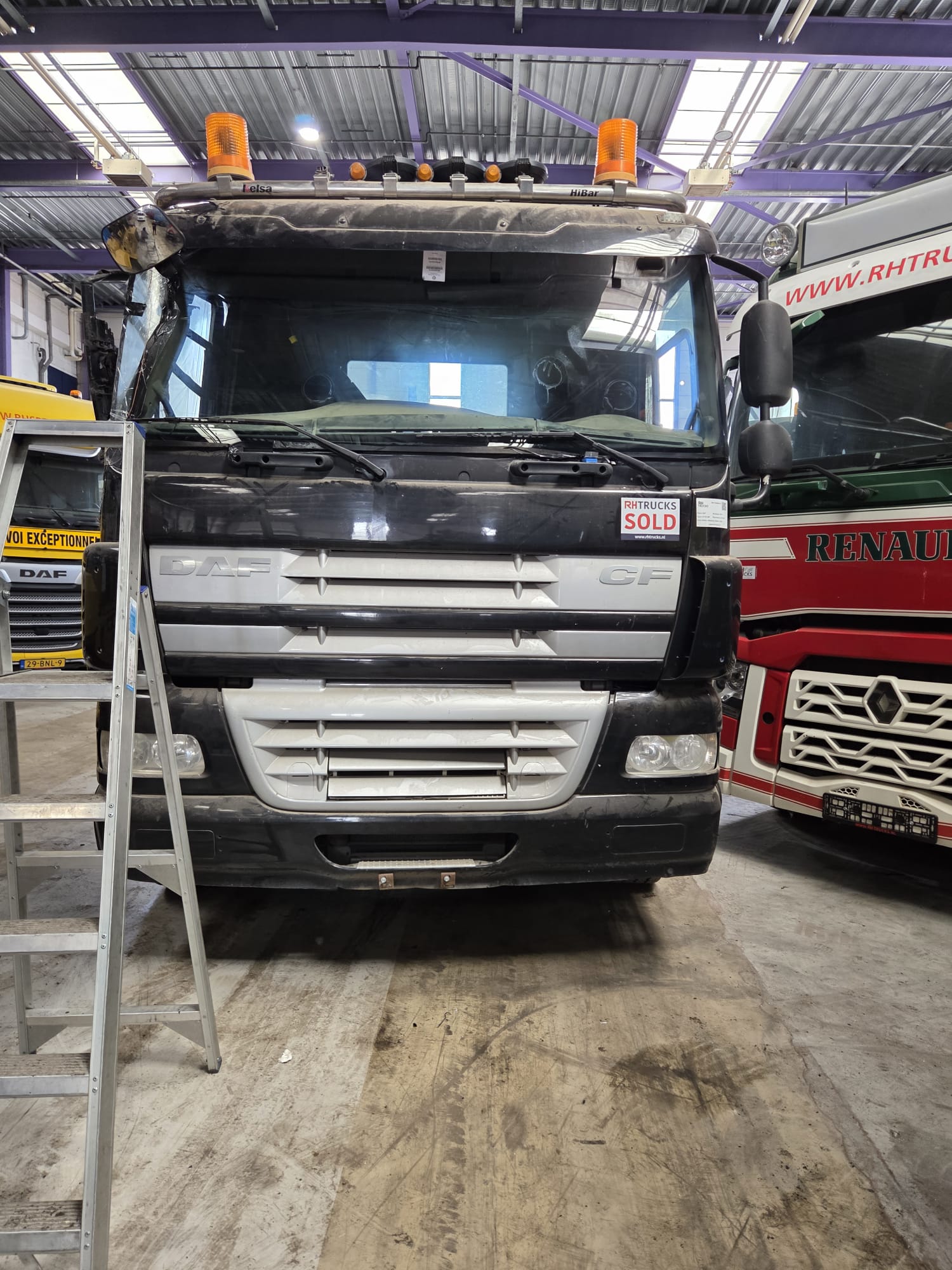 Damaged 2008 DAF CF85.460 8x4 Hooklift Shipping from Belgium to Lomé, Togo