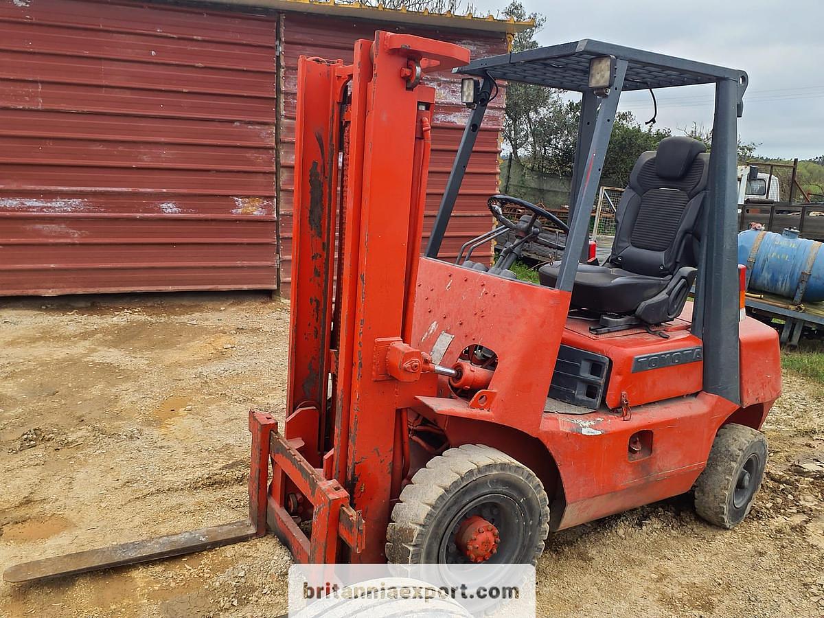 Toyota 02-2FD25 2.5 Ton Diesel Forklift for Sale – Reliable Industrial Handling Equipment for Export.