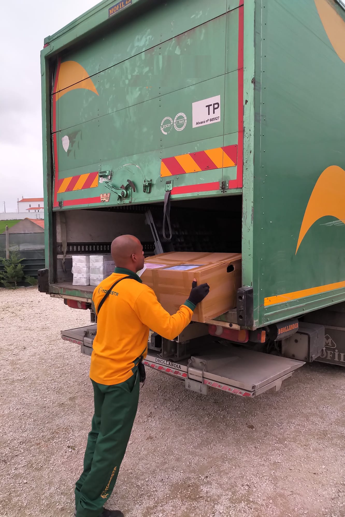 Transport of engine parts for a 1998 DAF XF95 480 Euro 2 engine rebuild & then air freight shipping to Lagos - Nigeria.