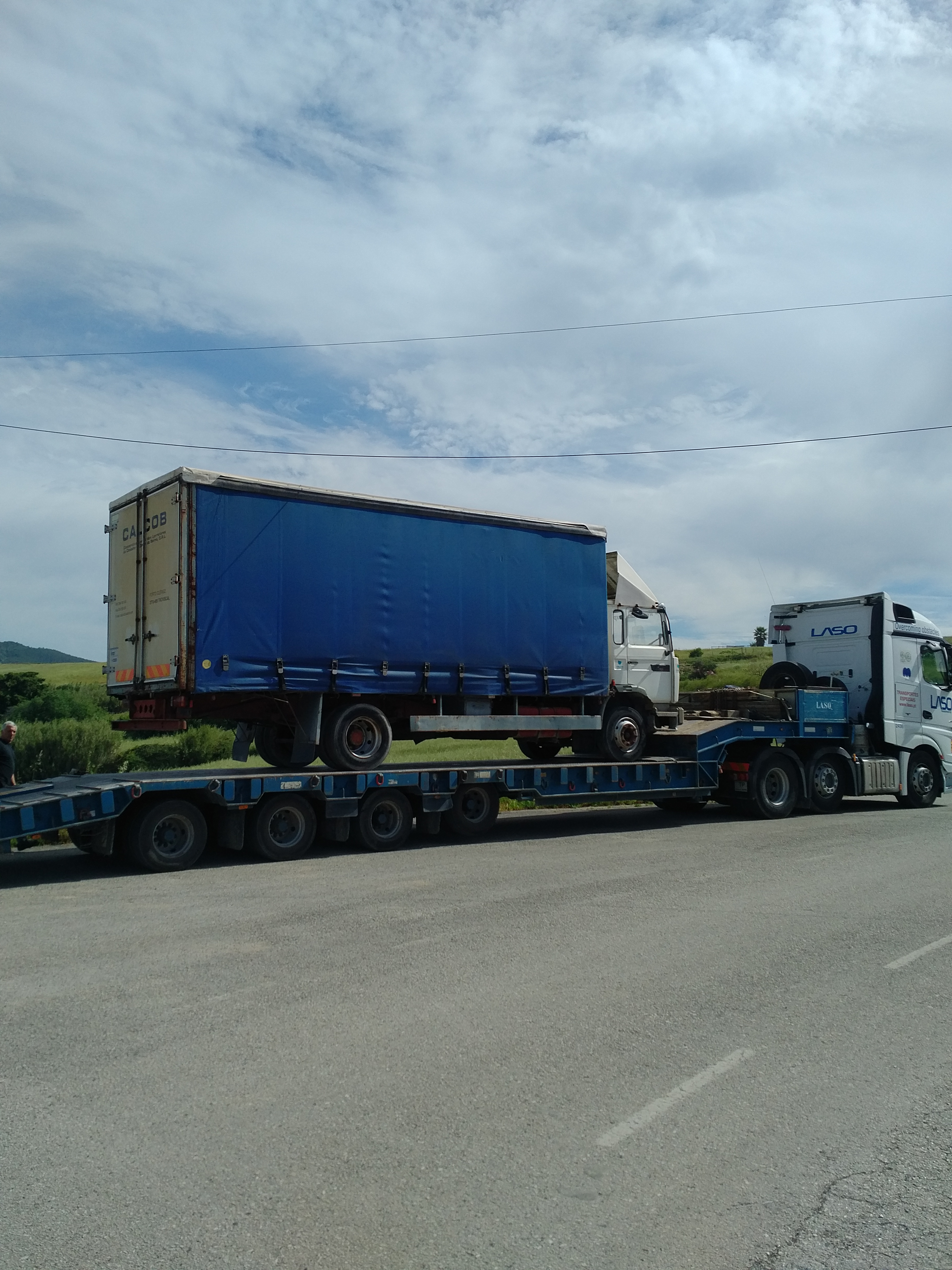 Transport & Delivery of Renault Midliner M140 curtainsider truck.