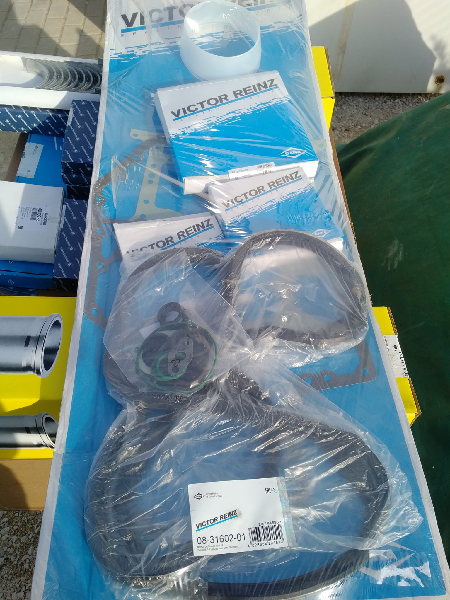 Engine parts for a 1998 DAF XF95 480 Euro 2 engine rebuild recently sold to Lagos - Nigeria.