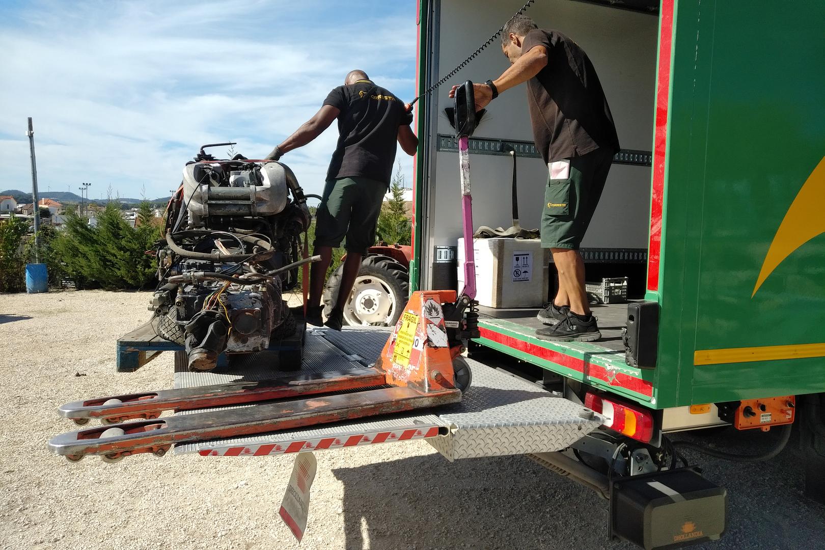 🚛 Transport & Delivery Completed ⚙️ Nissan B6.60 Turbo 6-cylinder diesel engine + ZF manual gearbox (complete set) — safely prepared and delivered for export.