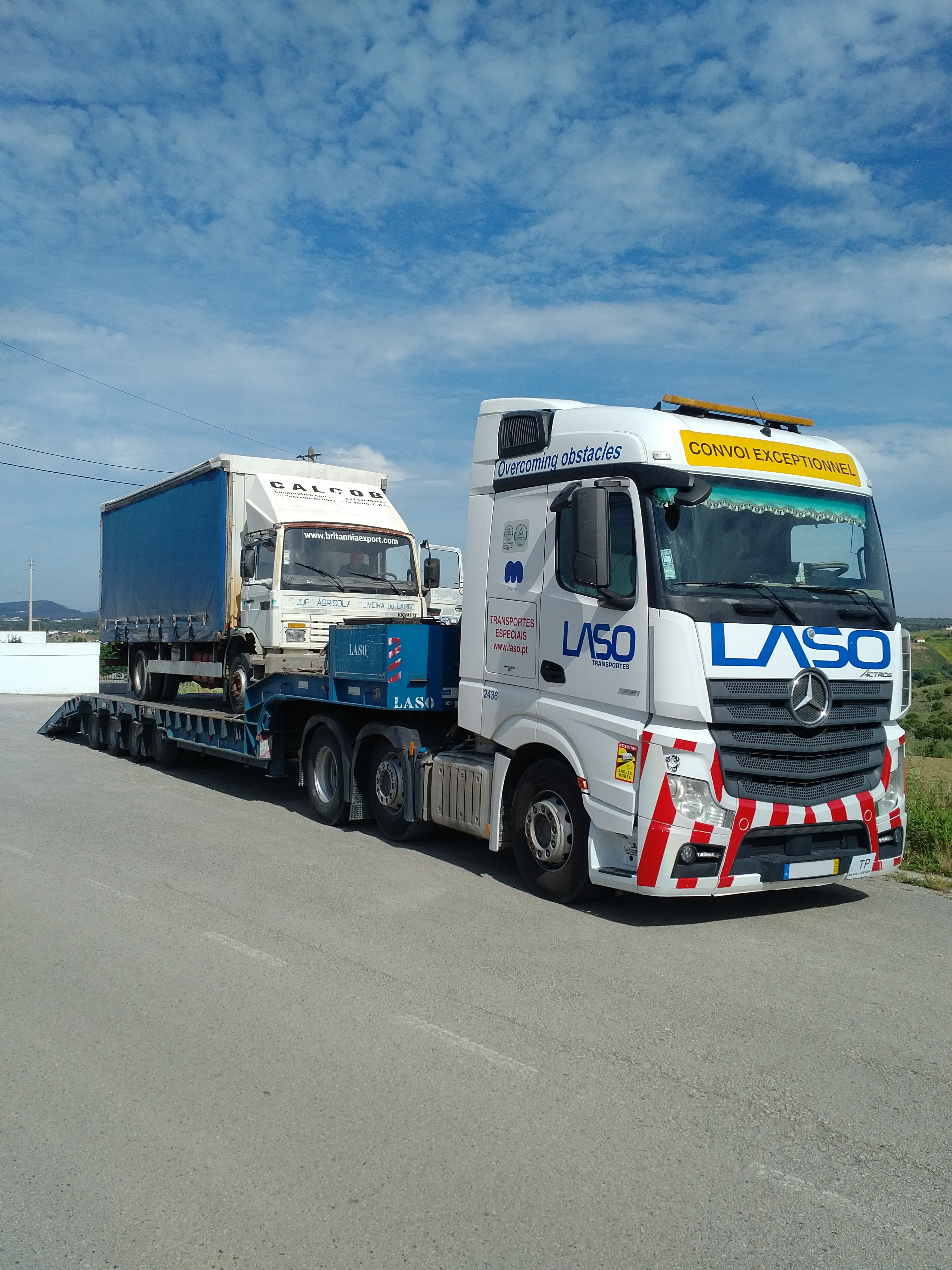 Transport & Delivery of Renault Midliner M140 curtainsider truck.