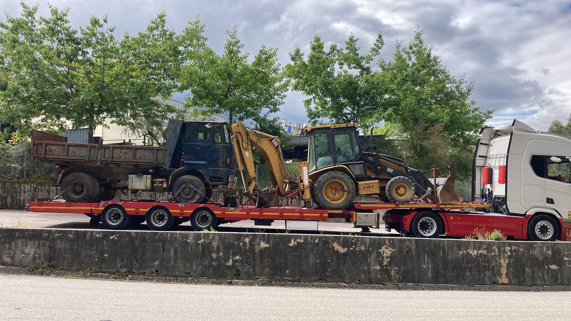 Transport of Left Hand Drive DAF 1800 4x4 Tipper from Portugal to The Netherlands – Heavy Vehicle Transport Service for Export Trucks and Machinery