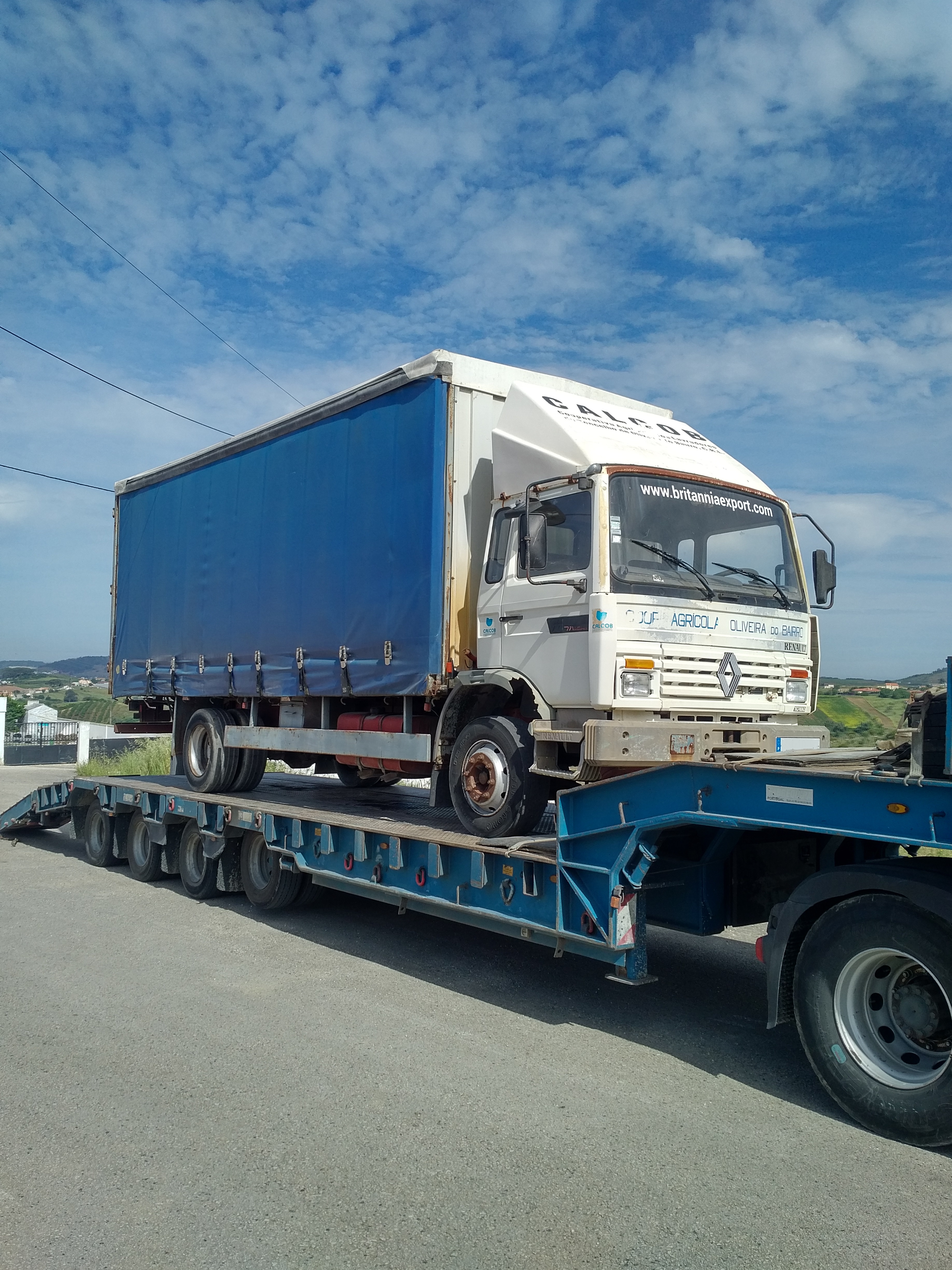 Transport & Delivery of Renault Midliner M140 curtainsider truck.
