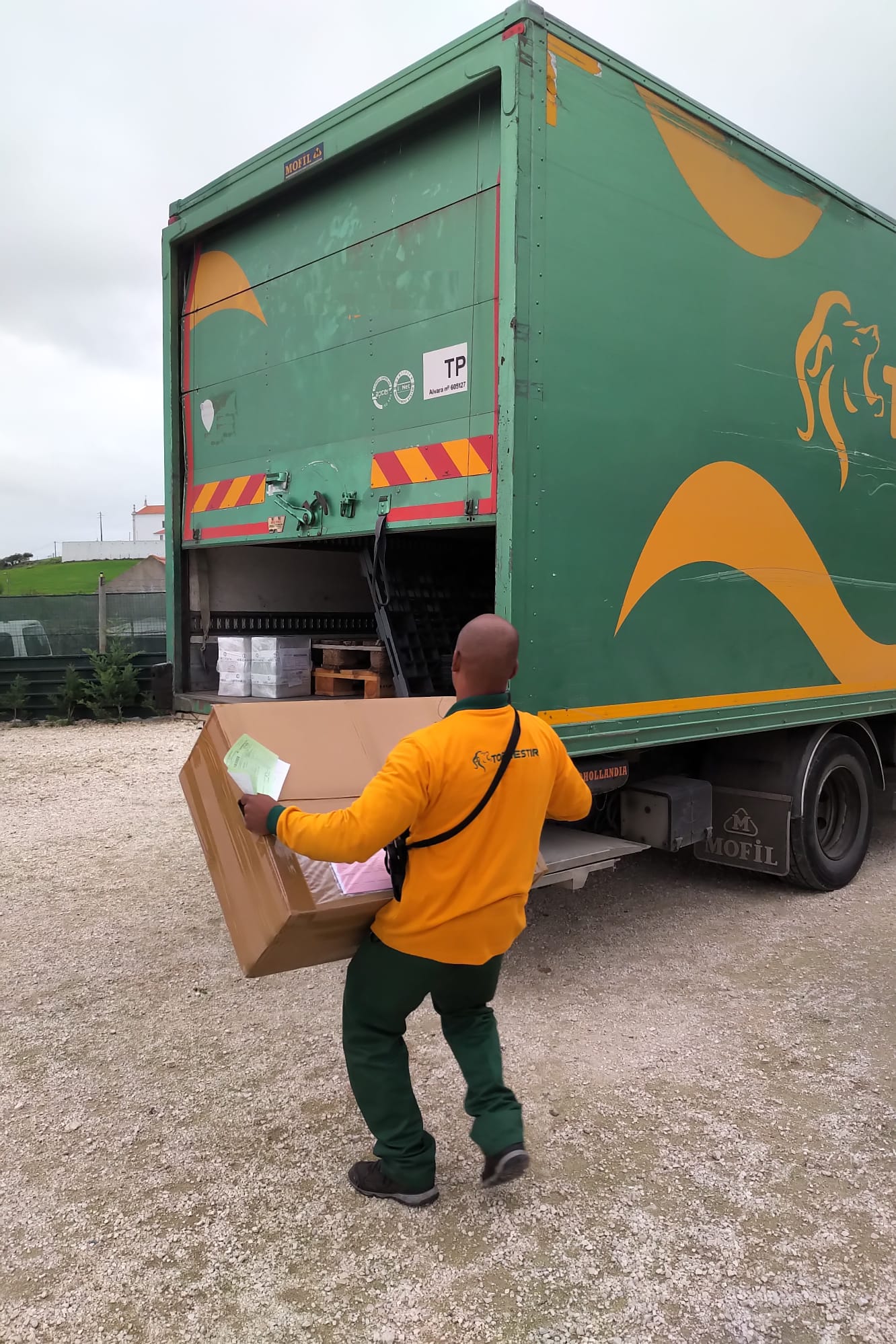 Transport of engine parts for a 1998 DAF XF95 480 Euro 2 engine rebuild & then air freight shipping to Lagos - Nigeria.