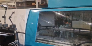 Riproduci video
