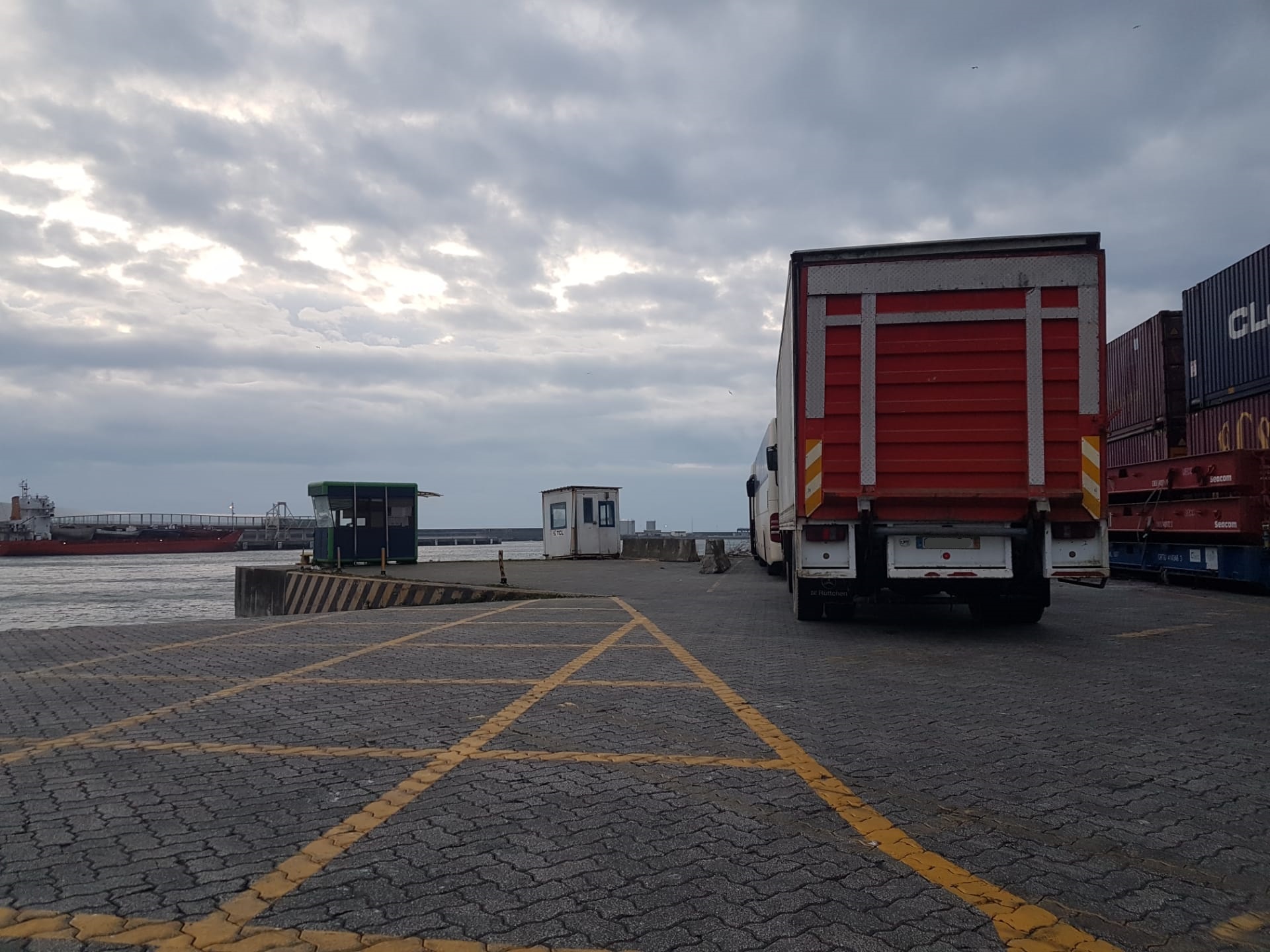 Shipping of Mercedes Benz 1717 to Rotterdam - The Netherlands.