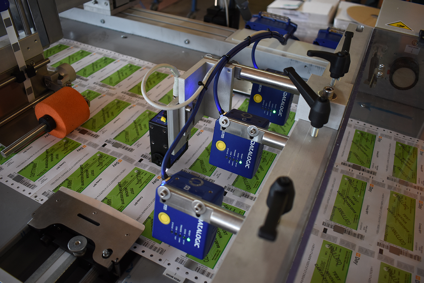 Continuous labelling machine: high speed and extreme precision