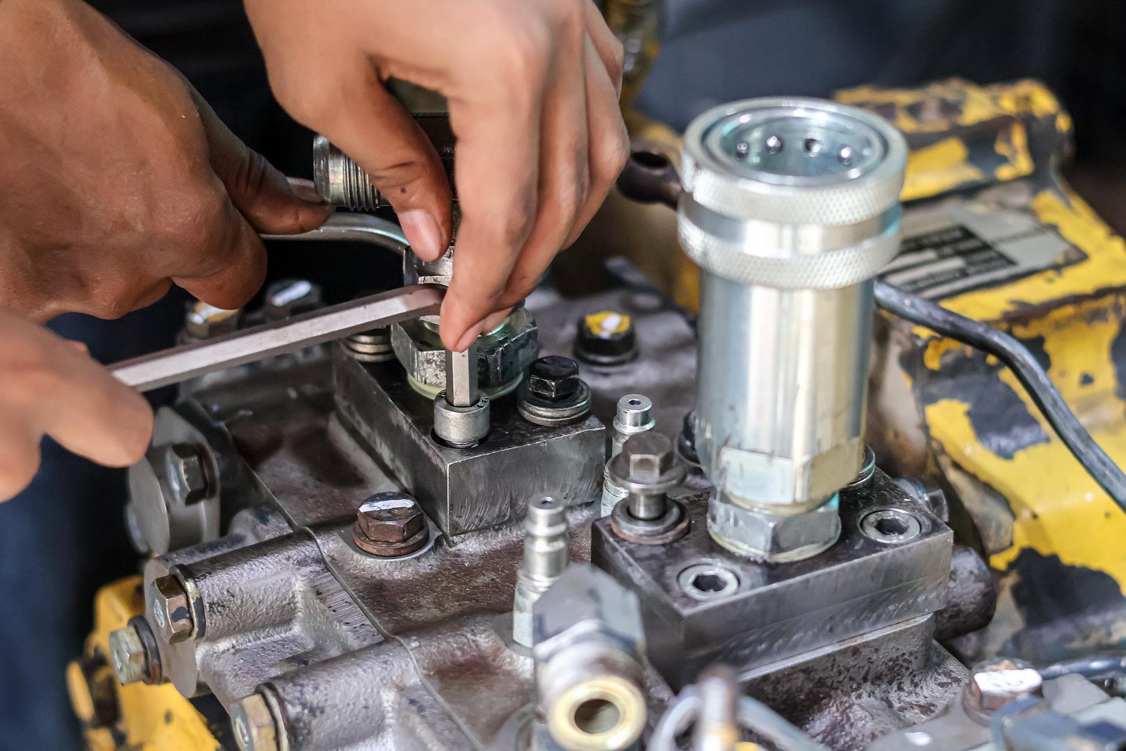Fluid and filter check during a maintenance visit