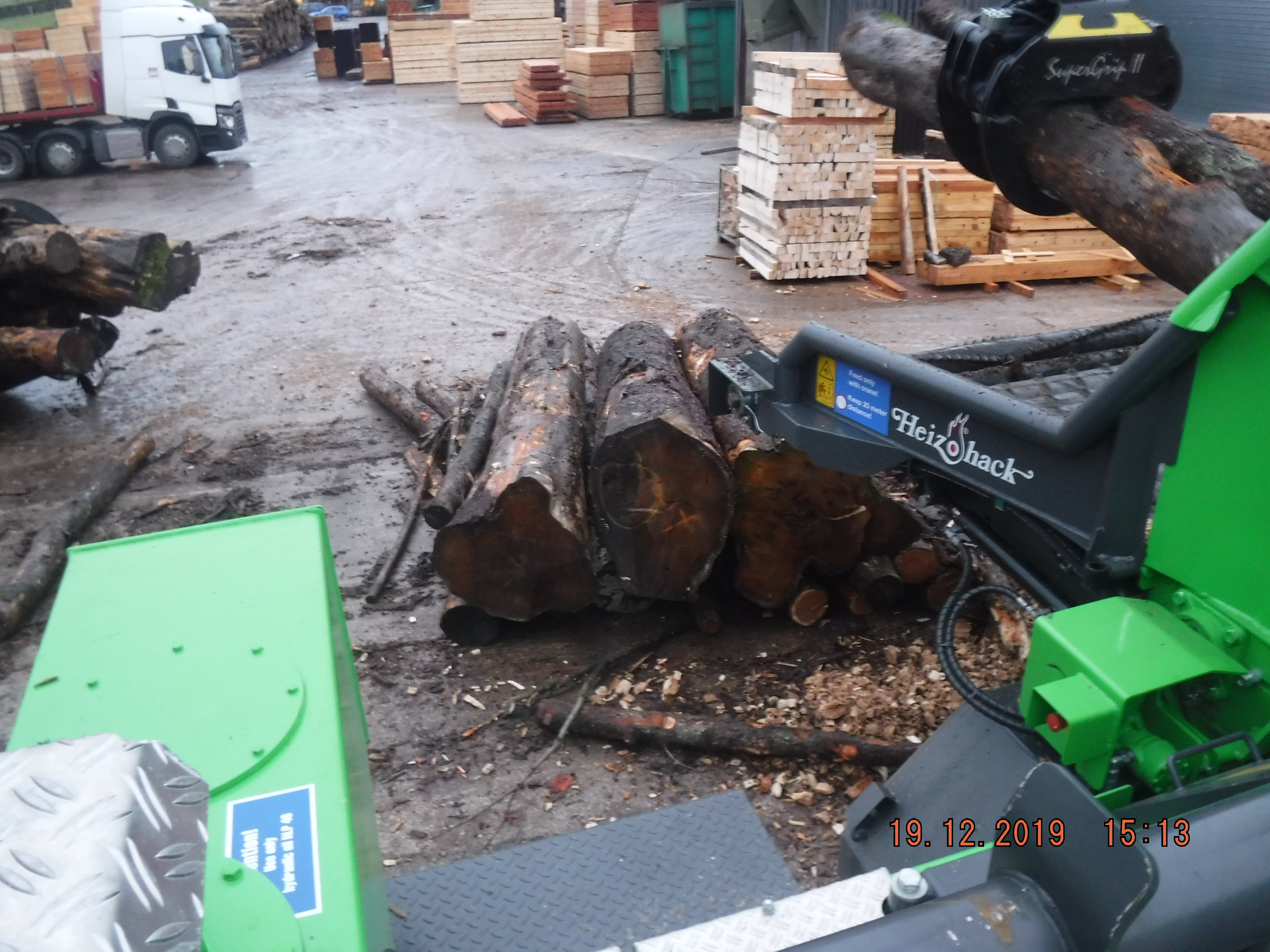 HM14-860KL MOUNTED ON THE 530 HP MERCEDES BENZ AROCS 6X6