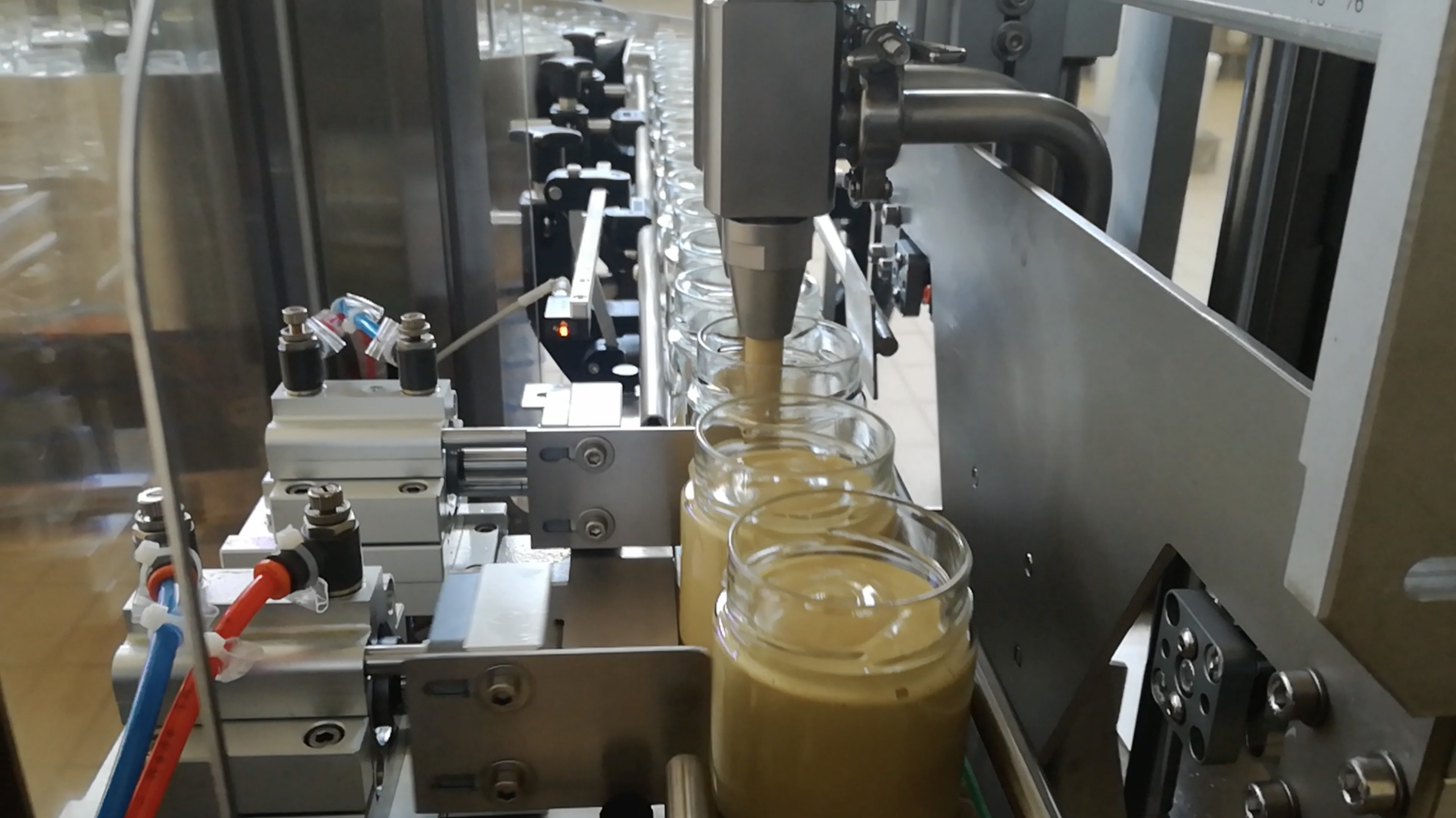 Complete automation to pack 1000 pcs/h of spreadable cream