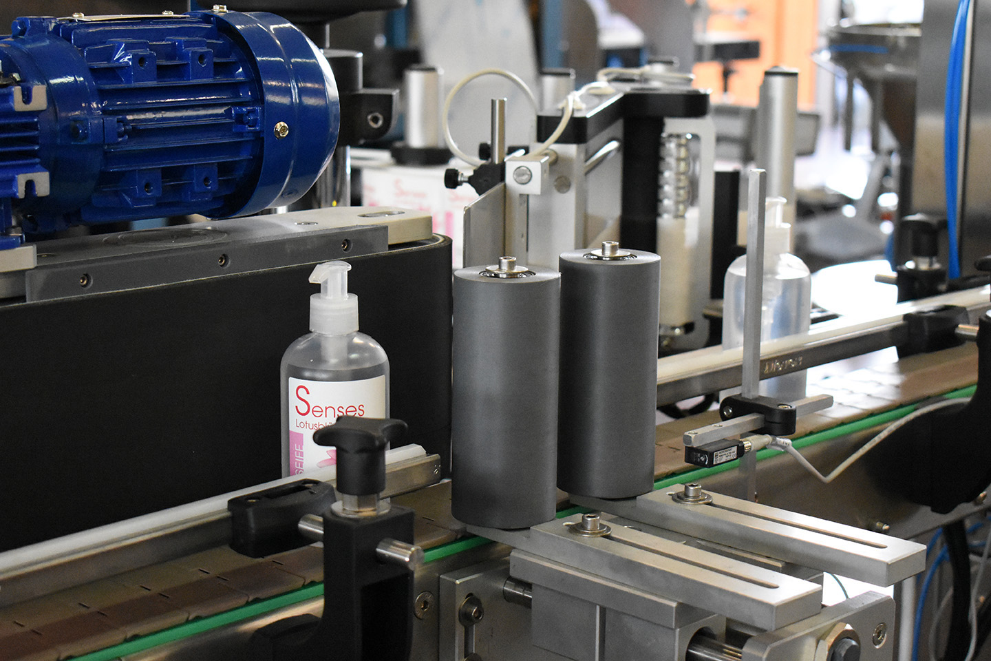 Increasingly smart labelling machines for cosmetic products