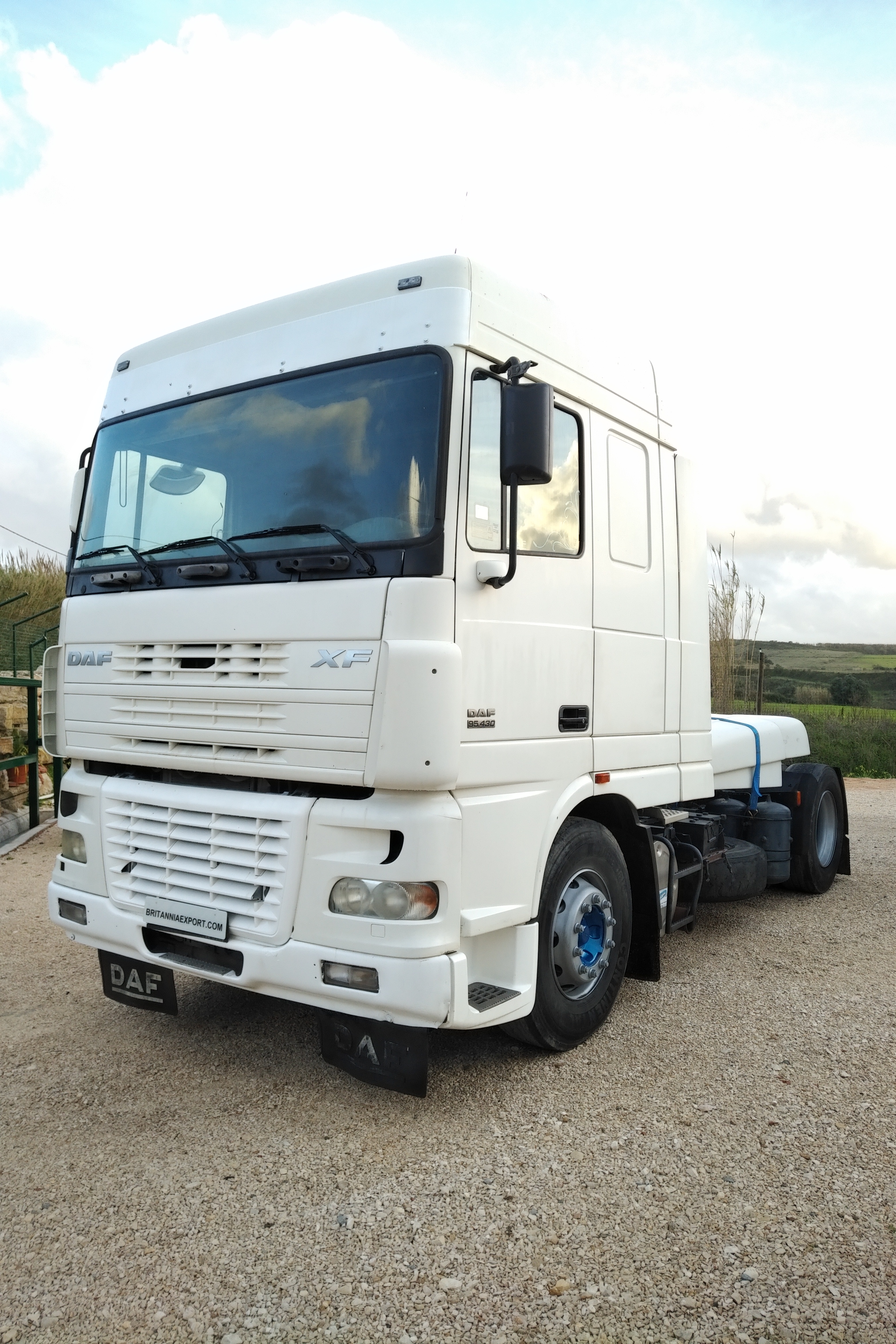 Left hand drive DAF XF95 430 tractor unit recently sold to Spain. Vendido a Espana.