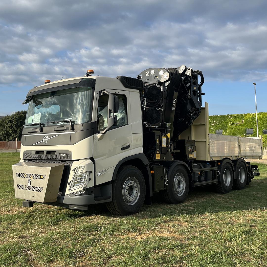 Volvo FM 8x4 500 CV con grúa Effer iW1400HP E-9 + JIB 2600 Q-6