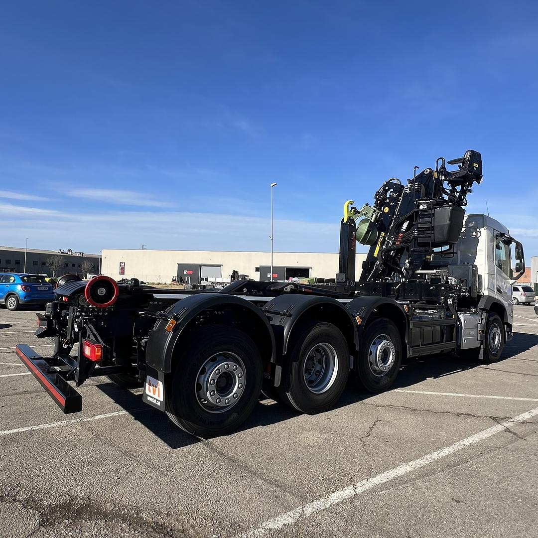 Volvo FM con grúa Jonsered J1400Z + Multilift Optima 25S56
