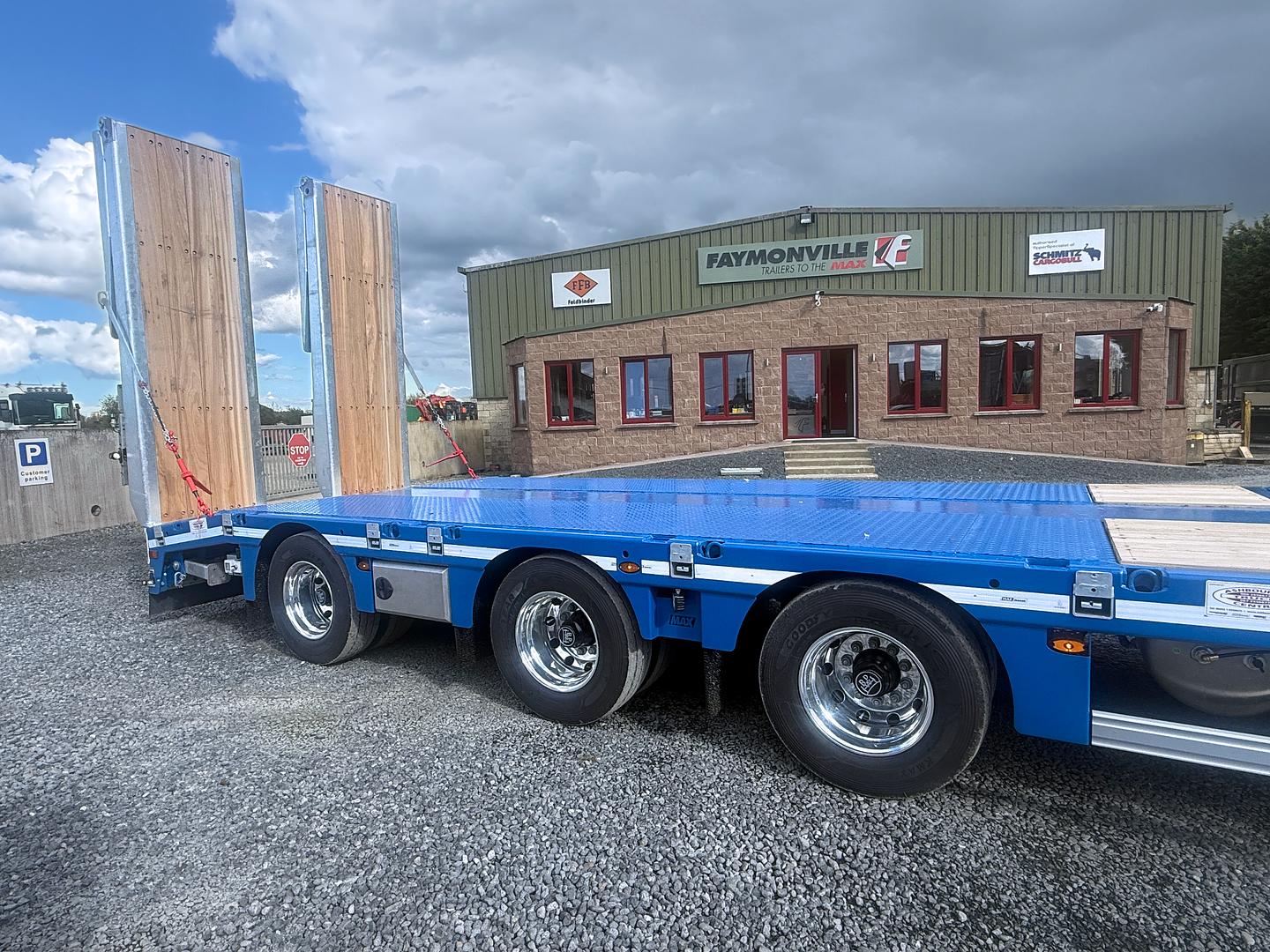 R&M Greenkeeper on collection of new MAX Trailer, 3 axle lifting bed low loader. 