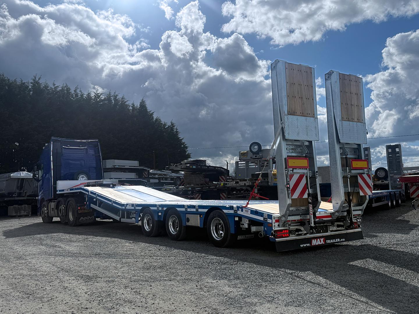 R&M Greenkeeper on collection of new MAX Trailer, 3 axle lifting bed low loader. 