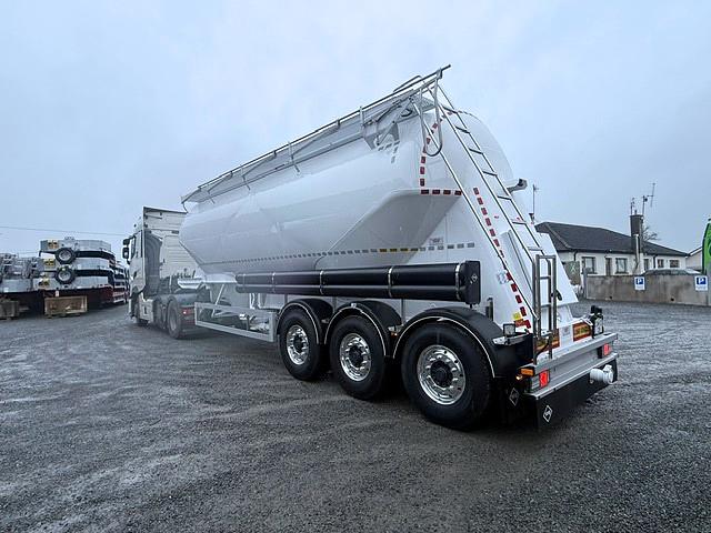 Mallow Transport on collection of new Feldbinder bulk tank
