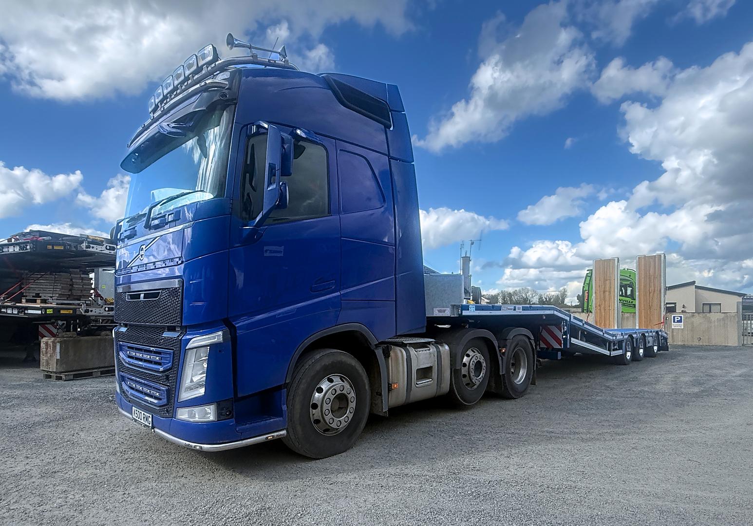 R&M Greenkeeper on collection of new MAX Trailer, 3 axle lifting bed low loader. 