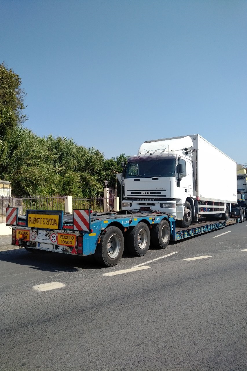 Special road transport. Iveco Eurotech 190E27 19 ton isothermic box lorry.