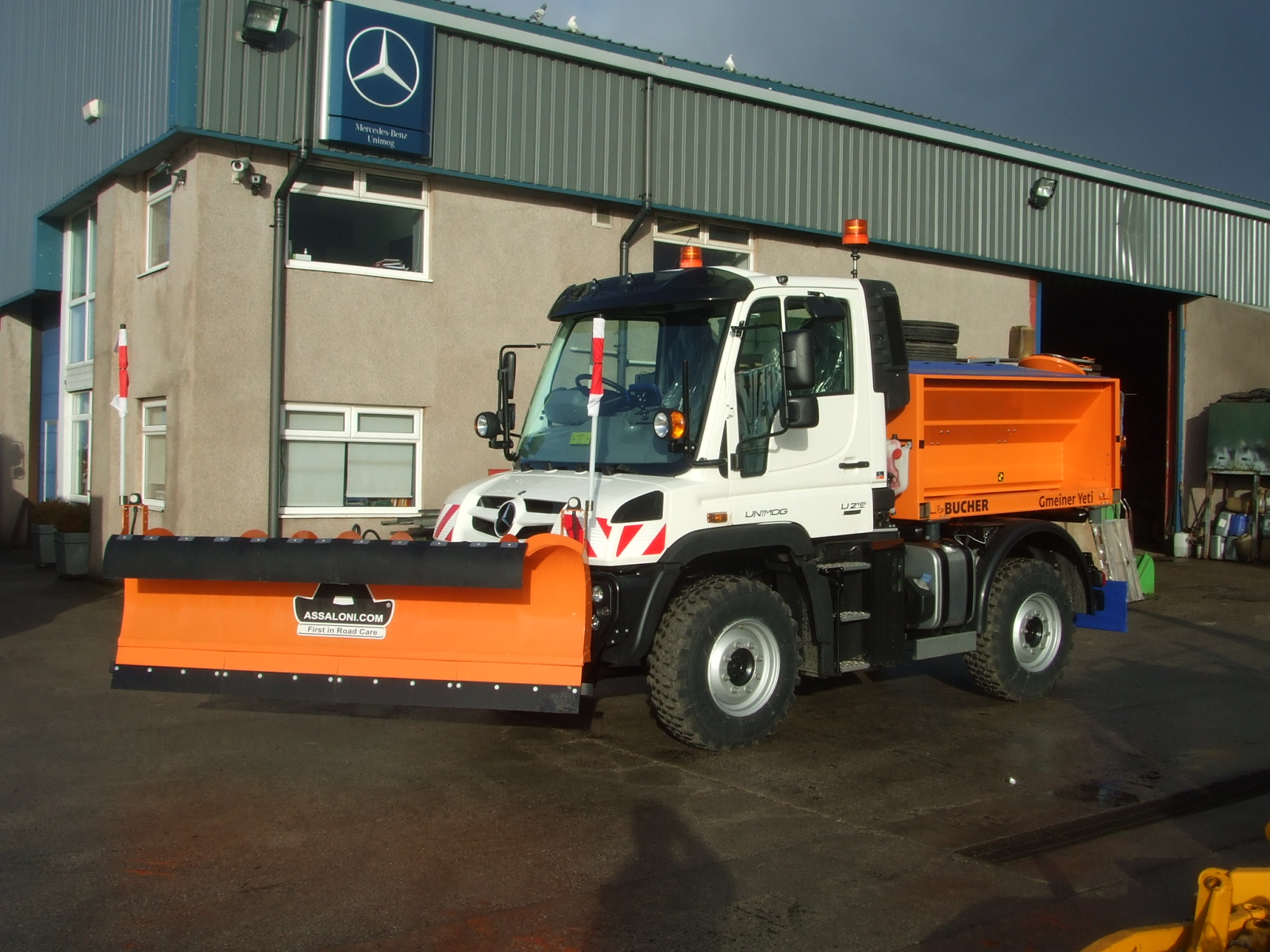 NEW MERCEDES BENZ UNIMOG U218 WITH WINTER EQUIPMENT